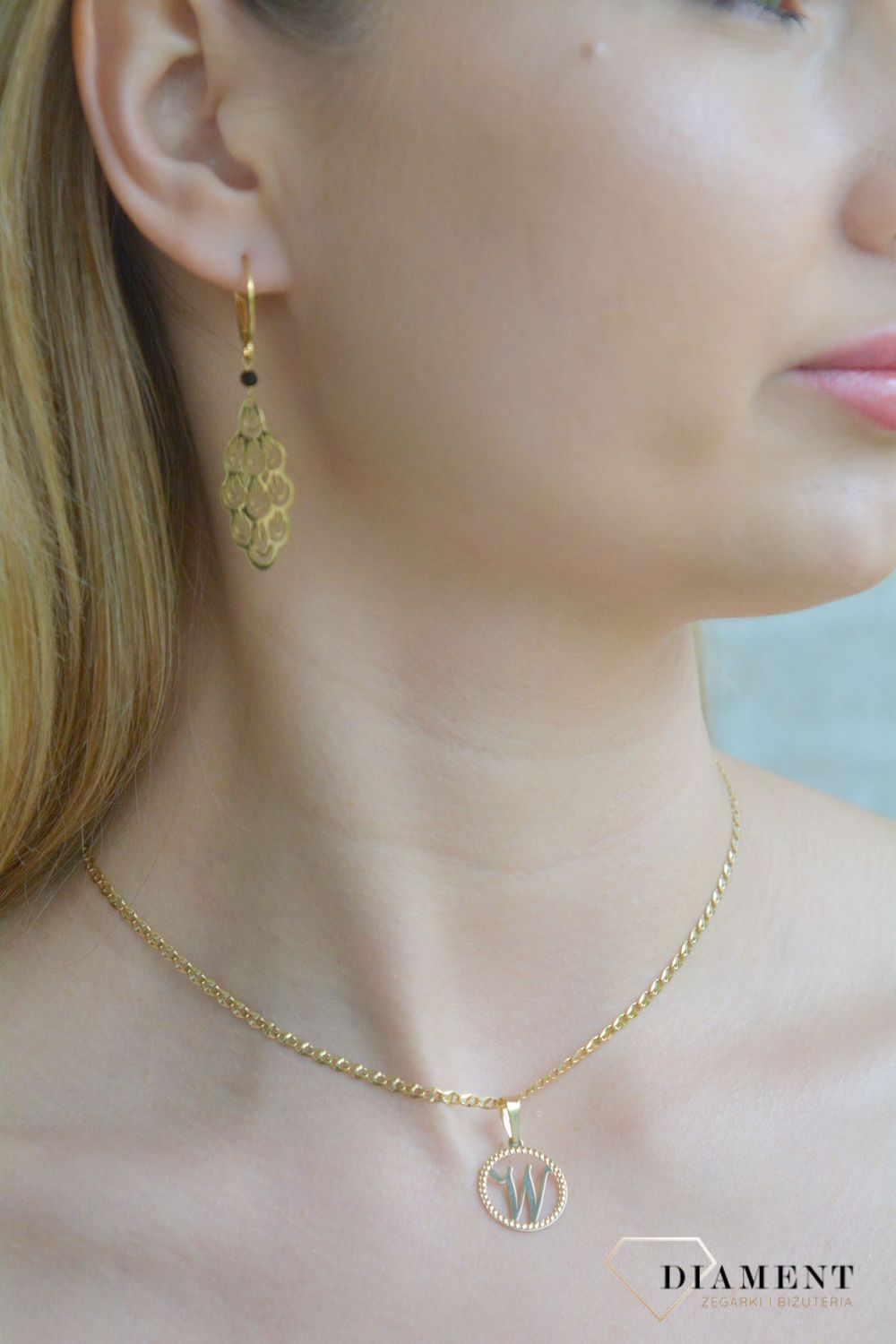 Złota zawieszka damska 585 literka W w kółku ZA 5631W.jpg